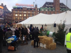 Folk står klar til at blive lukket ind